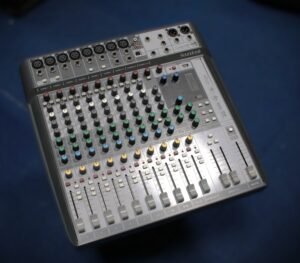 Soundcraft Signature 12 FX